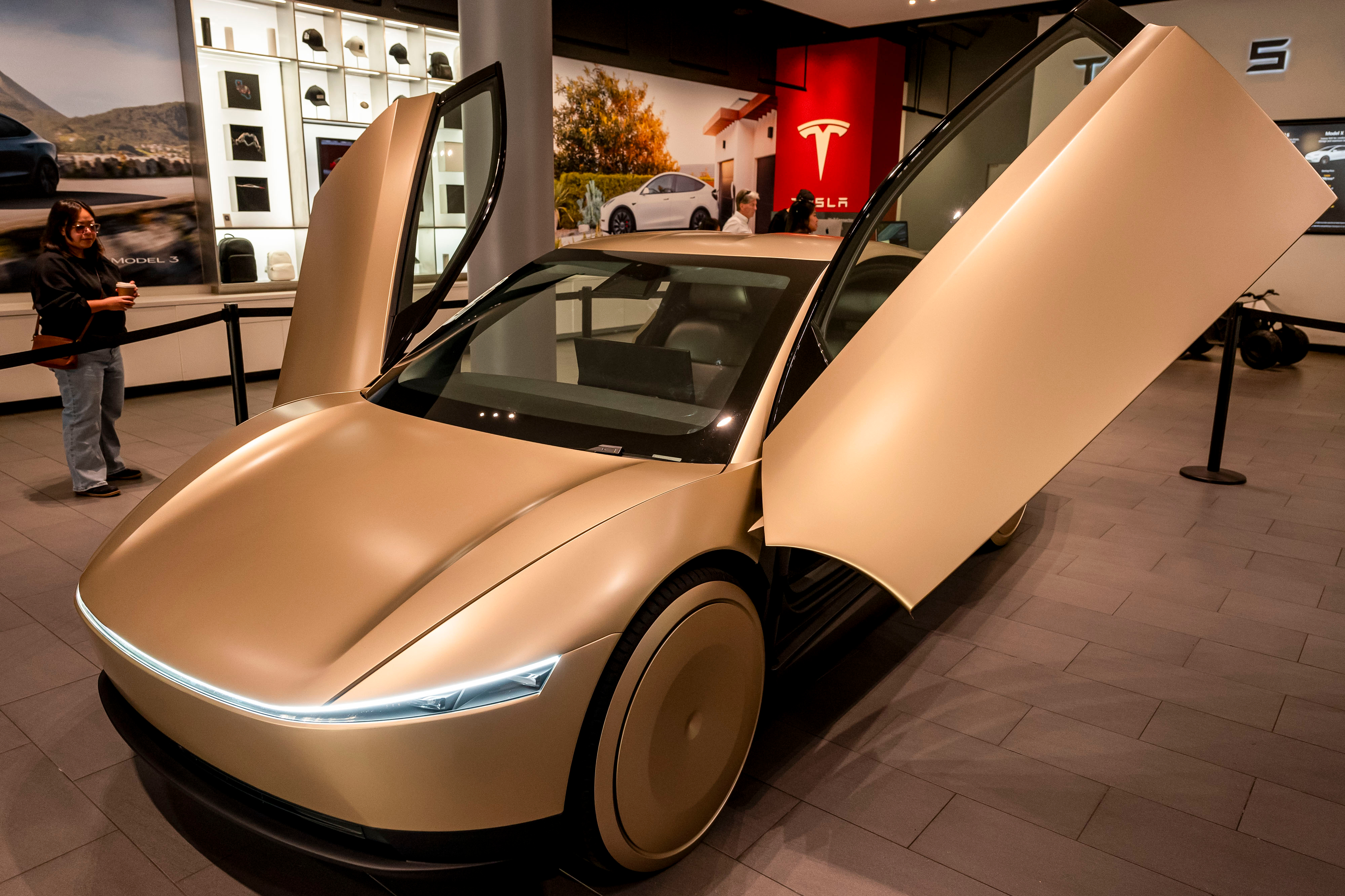 As Tesla and Waymo intensify their robotaxi rivalry, Uber teams up with Momenta for driverless car experiments in Germany.