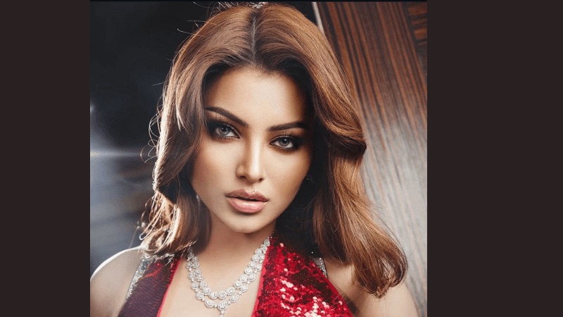 In Dubai, Urvashi Rautela's SIIMA 2025 selfie becomes viral.