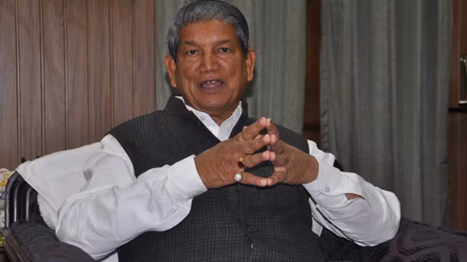 Harish Rawat: „Das Kongress-Motto lautet: ‚Papierdiebe, lasst den Thron frei!‘“ Paper leak, similar to vote chori, jeopardizes the lives of youths.