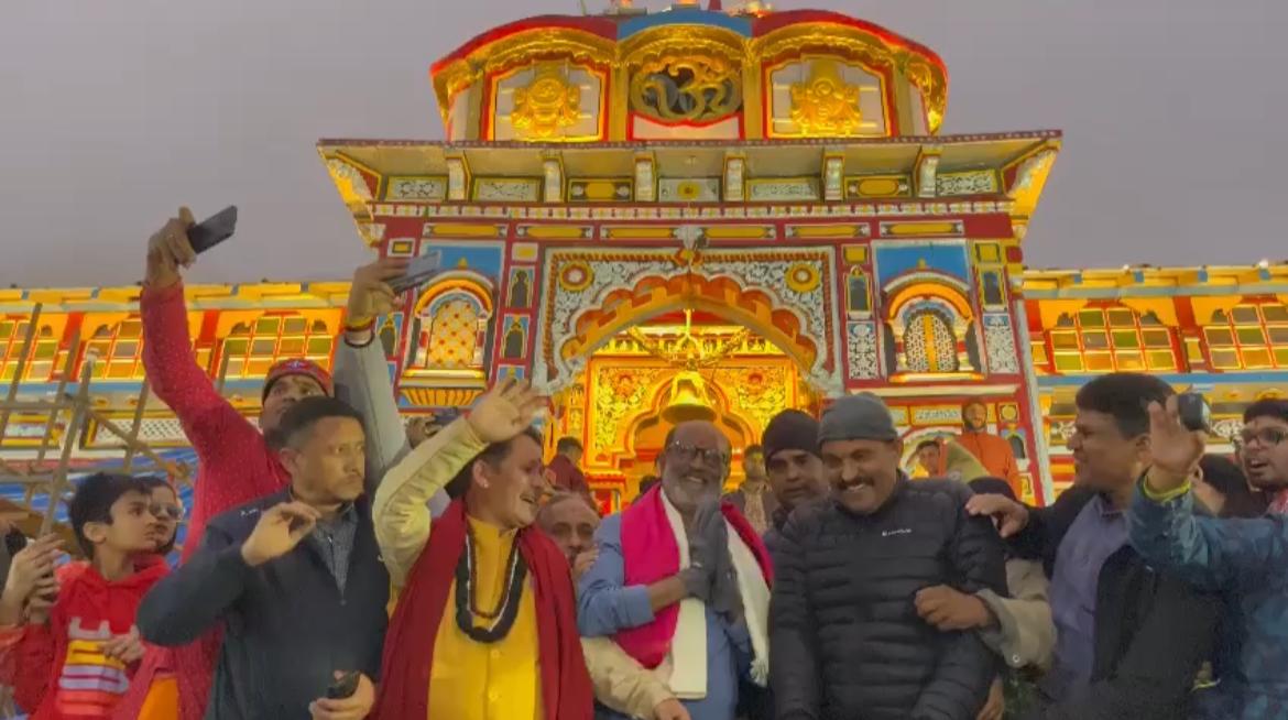 Rajinikanth prays to Lord Badri Vishal at Badrinath Dham